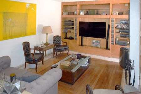 Casa à venda com 535m², 4 quartos e 4 vagasSala de TV