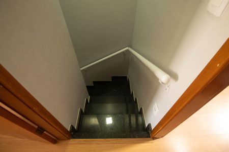 Casa de condomínio à venda com 75m², 2 quartos e 1 vagaEscada