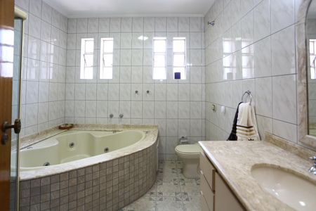 Casa à venda com 442m², 3 quartos e 4 vagasBanheiro da Suíte