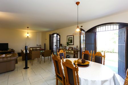 Casa à venda com 442m², 3 quartos e 4 vagasSala