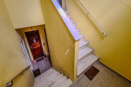 Apartamento à venda com 65m², 2 quartos e sem vagaEscada