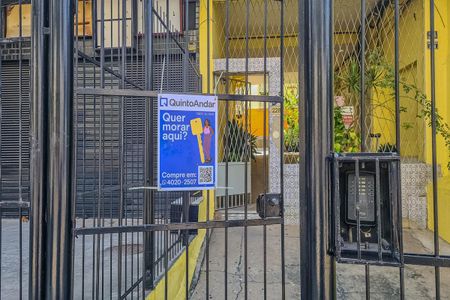 Apartamento à venda com 65m², 2 quartos e sem vagaFachada do condomínio com placa