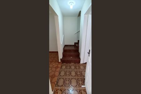 Casa para alugar com 164m², 3 quartos e 1 vaga Casa para alugar com 164m², 3 quartos e 1 vagaEscada