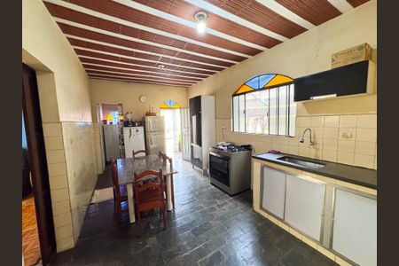 Casa à venda com 97m², 4 quartos e 5 vagasCozinha 