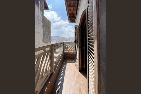 Casa à venda com 250m², 3 quartos e 3 vagas Casa à venda com 250m², 3 quartos e 3 vagasSacada - Suíte