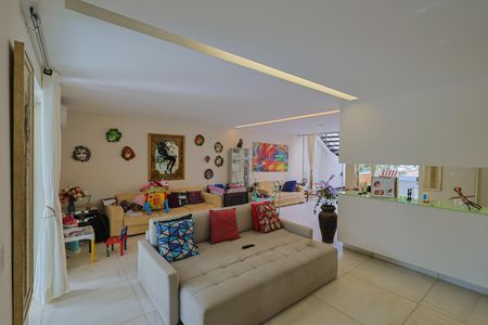 Casa para alugar com 740m², 5 quartos e 6 vagas Casa para alugar com 740m², 5 quartos e 6 vagasSala