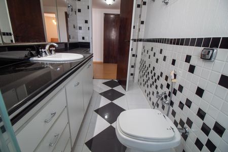 Apartamento à venda com 240m², 4 quartos e 2 vagasBanheiro