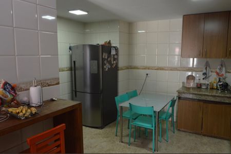 Casa de condomínio à venda com 305m², 5 quartos e 2 vagasCozinha
