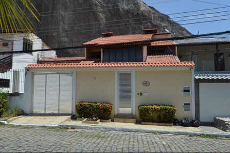 Casa de condomínio à venda com 305m², 5 quartos e 2 vagasFachada