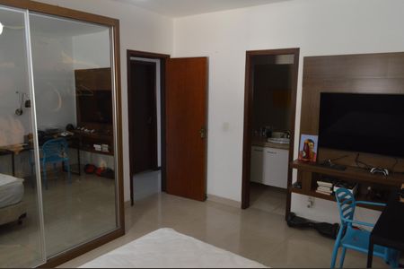 Casa de condomínio à venda com 305m², 5 quartos e 2 vagasSuíte 1