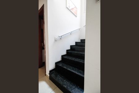 Casa à venda com 135m², 3 quartos e 2 vagasEscada