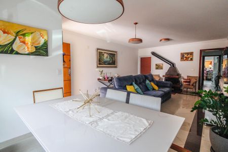 Casa à venda com 135m², 3 quartos e 2 vagasSala