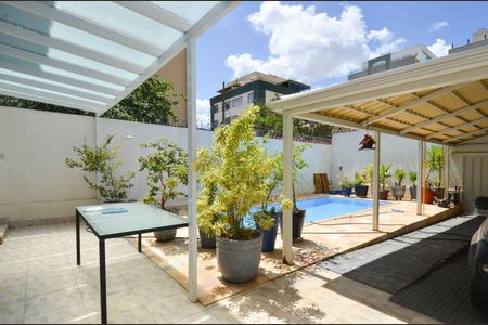 Casa à venda com 300m², 4 quartos e 2 vagasArea piscina