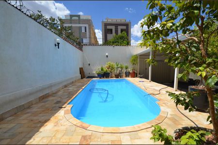 Casa à venda com 300m², 4 quartos e 2 vagasArea piscina