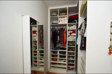 Casa à venda com 300m², 4 quartos e 2 vagasSuíte casa2 Closet