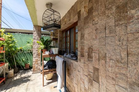 Casa à venda com 230m², 4 quartos e 4 vagas Casa à venda com 230m², 4 quartos e 4 vagasÁrea comum -Quintal Frontal