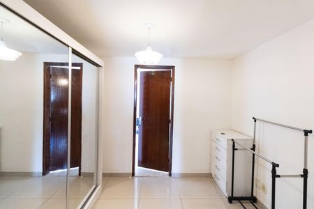Casa para alugar com 191m², 2 quartos e 1 vaga Casa para alugar com 191m², 2 quartos e 1 vagaCloset do quarto 2