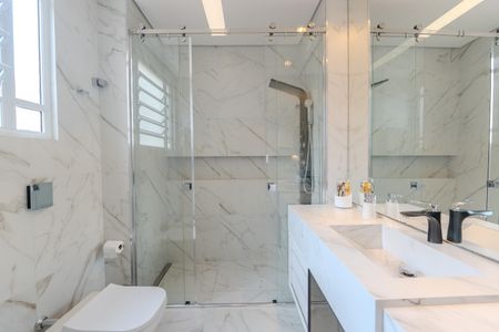 Apartamento à venda com 240m², 4 quartos e 1 vaga Apartamento à venda com 240m², 4 quartos e 1 vagaBanheiro da Suíte 3