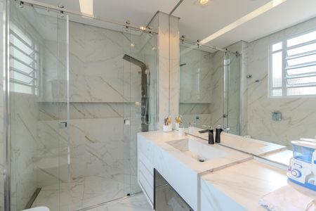 Apartamento à venda com 240m², 4 quartos e 1 vaga Apartamento à venda com 240m², 4 quartos e 1 vagaBanheiro da Suíte 3