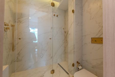 Apartamento à venda com 240m², 4 quartos e 1 vaga Apartamento à venda com 240m², 4 quartos e 1 vagaBanheiro da Suíte 1