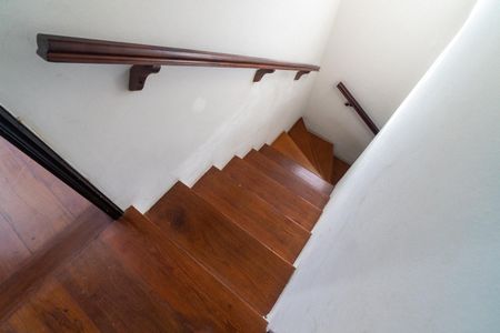Casa para alugar com 70m², 2 quartos e 2 vagas Casa para alugar com 70m², 2 quartos e 2 vagasEscada