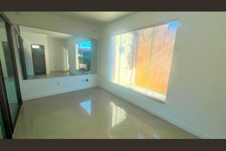 Casa à venda com 198m², 3 quartos e 3 vagasSala