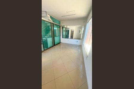 Casa à venda com 198m², 3 quartos e 3 vagasSala