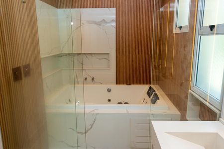 Apartamento para alugar com 233m², 3 quartos e 3 vagas Apartamento para alugar com 233m², 3 quartos e 3 vagasBanheiro da Suíte master