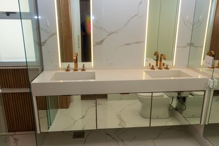 Apartamento para alugar com 233m², 3 quartos e 3 vagas Apartamento para alugar com 233m², 3 quartos e 3 vagasBanheiro da Suíte master