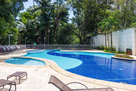 Apartamento para alugar com 233m², 3 quartos e 3 vagas Apartamento para alugar com 233m², 3 quartos e 3 vagasÁrea comum - Piscina