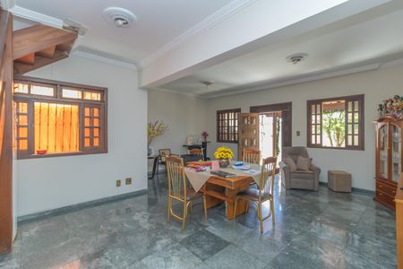 Casa à venda com 360m², 5 quartos e 3 vagasSala