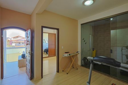 Casa para alugar com 220m², 4 quartos e 6 vagasCorredor