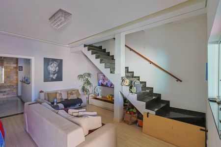 Casa para alugar com 220m², 4 quartos e 6 vagasSala