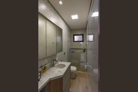 Casa de condomínio à venda com 225m², 4 quartos e 5 vagas Casa de condomínio à venda com 225m², 4 quartos e 5 vagasBanheiro da Suíte 1