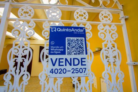Casa à venda com 210m², 4 quartos e 2 vagas Casa à venda com 210m², 4 quartos e 2 vagasFachada