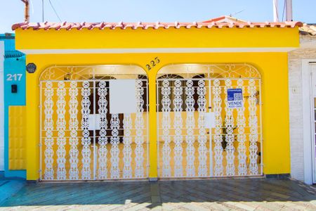 Casa à venda com 210m², 4 quartos e 2 vagas Casa à venda com 210m², 4 quartos e 2 vagasFachada