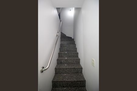 Casa à venda com 120m², 4 quartos e 2 vagasEscada