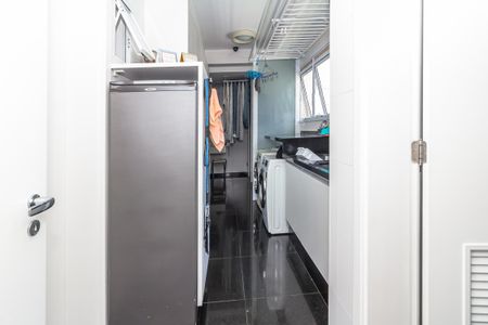 Apartamento à venda com 271m², 4 quartos e 4 vagas Apartamento à venda com 271m², 4 quartos e 4 vagasLavanderia