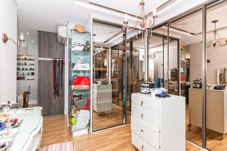 Apartamento à venda com 271m², 4 quartos e 4 vagas Apartamento à venda com 271m², 4 quartos e 4 vagasCloset da suíte 1