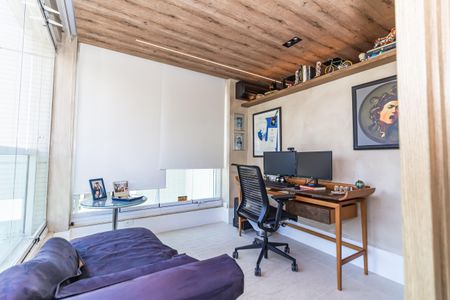 Apartamento à venda com 271m², 4 quartos e 4 vagas Apartamento à venda com 271m², 4 quartos e 4 vagasEscritório