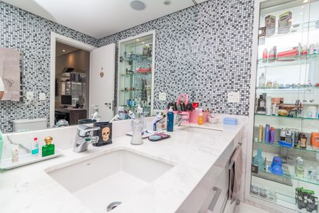 Apartamento à venda com 271m², 4 quartos e 4 vagas Apartamento à venda com 271m², 4 quartos e 4 vagasBanheiro da Suíte 1