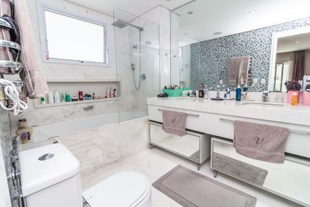 Apartamento à venda com 271m², 4 quartos e 4 vagas Apartamento à venda com 271m², 4 quartos e 4 vagasBanheiro da Suíte 1