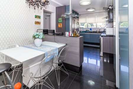 Apartamento à venda com 271m², 4 quartos e 4 vagas Apartamento à venda com 271m², 4 quartos e 4 vagasCozinha