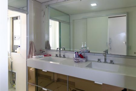Apartamento à venda com 238m², 4 quartos e 4 vagasBanheiro 1 da Suíte 2