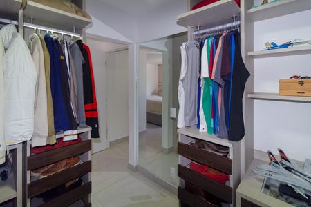 Apartamento à venda com 238m², 4 quartos e 4 vagasCloset Suíte 2