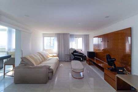 Apartamento à venda com 238m², 4 quartos e 4 vagasSala