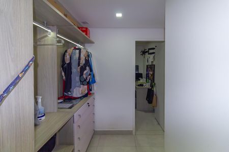 Apartamento à venda com 238m², 4 quartos e 4 vagasCloset Suíte 2