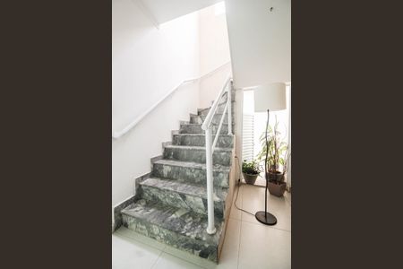 Casa à venda com 280m², 4 quartos e 2 vagas Casa à venda com 280m², 4 quartos e 2 vagasEscada