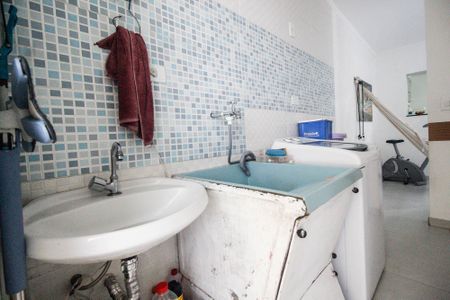 Casa à venda com 280m², 4 quartos e 2 vagas Casa à venda com 280m², 4 quartos e 2 vagasÁrea de serviço