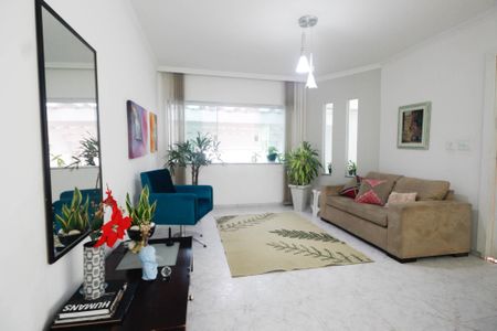 Casa à venda com 280m², 4 quartos e 2 vagas Casa à venda com 280m², 4 quartos e 2 vagasSala